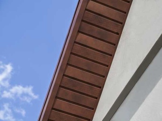 Софит металлический центральная перфорация 0,5 Quarzit с пленкой RR 32 темно-коричневый 3 - в «Монолит-Металлопрокат».